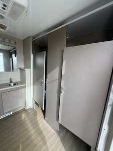 Remolque con 8 Estaciones y Baños VIP - Product Image 3
