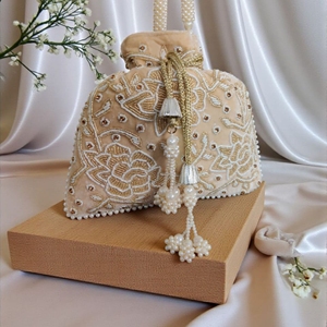 Sac Potli brodé floral avec pompons perlés, pochette cadeau artisanale pour mariage et fêtes - Product Image 3