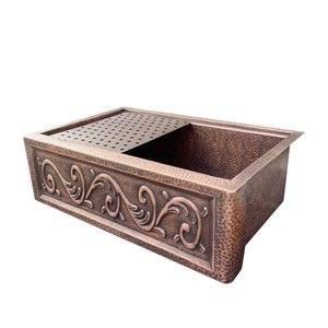 Fregadero de cocina de doble compartimento con frente de cobre martillado, con un intrincado diseño de hojas y volutas en relieve en la parte frontal. - Product Image 4