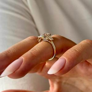 Anillo de Tres Piedras con Diamante de 2 Quilates de Mina Antigua con Corte Cojín en Oro Amarillo, Certificado por IGI - Product Image 4