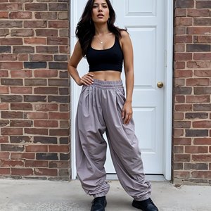 Pantalon cargo évasé en coton unisexe, confortable, élégant, tendance, respirant, parfait pour les femmes. - Product Image 1