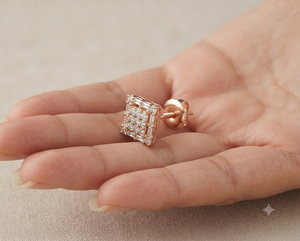 Prix de gros Boucles d'oreilles clous tendance en or massif 14K, serties de moissanite et de diamants taille baguette carrée classique, bijoux hip-hop pour hommes - Product Image 4