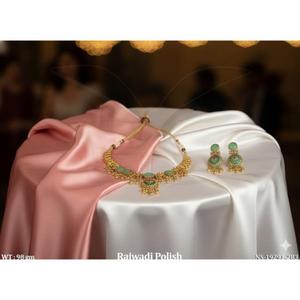 Conjunto de Collar y Pendientes de Latón Pulido Estilo Rajwadi, Diseño Rajastaní, Acabado Dorado Tradicional para Novias, Ideal para Fiestas, Compromisos y Bodas - Product Image 4