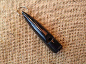 Silbato de Cuerno de Búfalo Auténtico Hecho a Mano de la Mejor Calidad, Estilo Animal Pulido, con Cordón de Cuero, Coleccionable, Venta al Por Mayor - Product Image 4