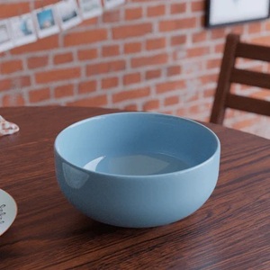 Bol en céramique bleu moderne, surface lisse et brillante, design contemporain profond, qualité durable et alimentaire, parfait pour les soupes et le petit-déjeuner - Product Image 1