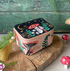 Boîte à bijoux brodée en forme de champignon : Étui de voyage perlé - Product Image 4