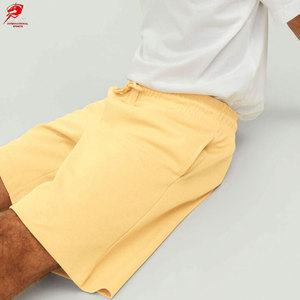 Shorts décontractés en coton pour hommes, offrant un confort léger et une coupe décontractée, idéaux pour les promenades en plein air, avec un look simple et épuré. - Product Image 6