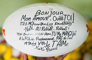 Ballon de rugby fait à la main avec logo entièrement personnalisé fabriqué en Inde à des fins d'entraînement et de promotion - Product Image 4