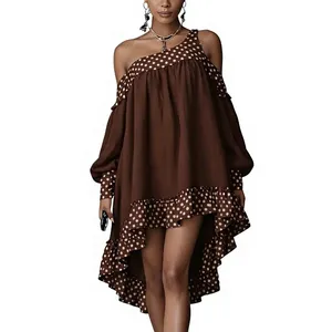 Vestido asimétrico con volantes y un solo hombro descubierto, con estampado de lunares marrones - Product Image 1