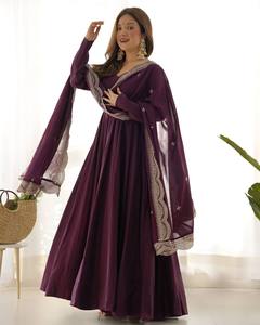 Vestido Tradicional de Novia para Mujer, Estilo Romano, de Seda Chanderi, con Manga Larga - Product Image 4
