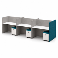 Poste de travail moderne en bois pour 3 personnes avec panneaux gris hauts et piliers de rangement mobiles pour bureaux à aménagement ouvert