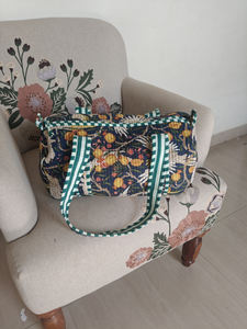 Sac de voyage matelassé en coton bleu foncé à motif floral, fermeture éclair, doubles poignées, unisexe |   Sac de sport léger pour le week-end, 20-35L - Product Image 6