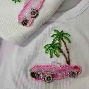 Débardeur court d'été blanc côtelé en coton à col rond, sans manches, avec broderie de perles et patch palmier tropical rose, à prix bas - Product Image 3