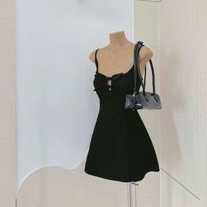 Robe mini noire à fines bretelles, col cœur, découpes, coupe évasée, pour soirée d'été ou tenue décontractée - Product Image 4