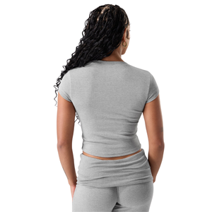 Cloud Tee T-shirt côtelé pour femme, gris chiné, coupe ajustée extensible, haut court pour la gym, l'entraînement, le yoga et les loisirs sportifs - Product Image 2