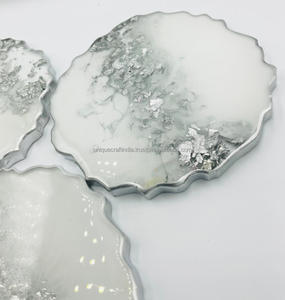 Elegante bandeja de resina epoxi con juego de 4 posavasos a juego Juego de mesa elegante y funcional para el entretenimiento - Product Image 5