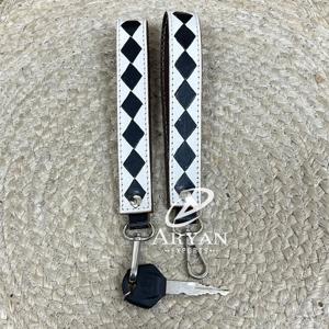 Porte-clés en cuir de vachette à carreaux personnalisé en usine avec fermoir métallique, cordon créatif, clip à clés très vendu pour unisexe - Product Image 1