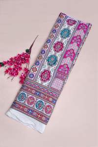 Tissu imprimé géométrique blanc à motifs décoratifs avec bordure épaisse pour la confection de robes Kurti, tissu pour vêtements ethniques. - Product Image 4