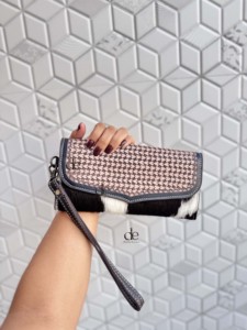 Cartera de mano de cuero tallado a mano de alta calidad 2026, elegante, de piel con pelo, multiusos, estilo western, para mujer, para uso diario. - Product Image 3