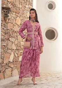 Kurta rose oignon style veste avec broderies à la main et jupe drapée - Product Image 3