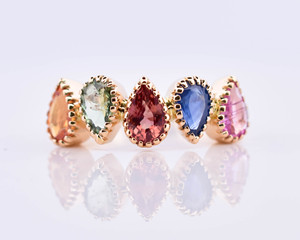 Bague station en saphir multicolore naturel serti clos en or jaune massif 18 carats, avec bande de pierres précieuses fantaisie arc-en-ciel, pierre de naissance de septembre de luxe - Product Image 1