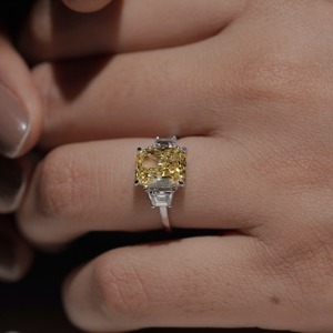 Bague en diamant jaune fantaisie taille coussin en platine avec diamants latéraux couleur D, certifiée IGI, bijou classique de fiançailles pour femme - Product Image 6