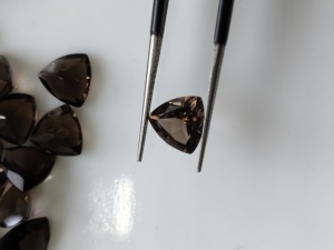Cuarzo Ahumado Natural de 9MM con Corte Trillón, Gema Suelta de la Mejor Calidad para la Fabricación de Joyas - Product Image 1