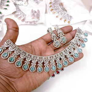 Parure de bijoux de mariage indienne classique de créateur, collier en cristal CZ avec boucles d'oreilles chandelier pour les mariées - Product Image 1