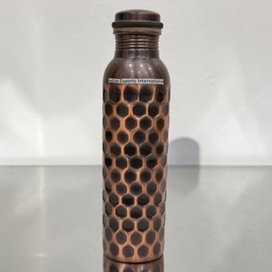 Botella de cobre con logotipo personalizado, acabado antiguo, exportaciones indias internacionales. (Cobre Puro Certificado) - Product Image 1