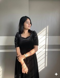 Robe pour femme en velours doux de qualité supérieure, entièrement doublée, manches courtes, coupe élégante et confortable, noire, tenue de soirée, tenue tendance - Product Image 1