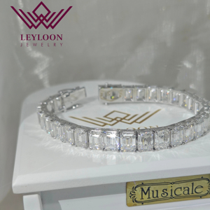 Bracelet tennis en moissanite taille émeraude - Or massif 14 carats plaqué or avec double fermoir de sécurité - Bijoux de fiançailles - Product Image 1