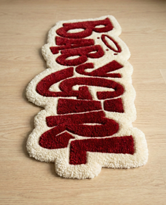 Tapis de luxe moderne en laine bordeaux et blanc, tufté à la main, antidérapant, avec lettrage personnalisé, très demandé, best-seller, pour décoration de sol - Product Image 4