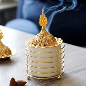 Brûleur d'encens en laiton doré avec couvercle en dôme orné, support décoratif d'aromathérapie, utilisation toute saison - Product Image 2