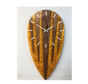 Horloge murale unique en bois et résine époxy, faite à la main, pour cadeau et décoration intérieure. Horloge décorative de haute qualité pour restaurant et hôtel. - Product Image 1