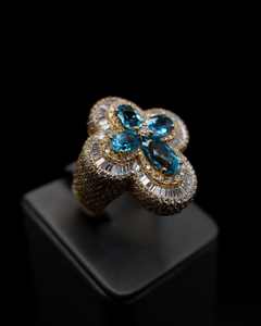 แหวนเงินแท้ 925 ชุบโรเดียม ประดับมอยส์ซาไนต์รูปใบโคลเวอร์สี่แฉก สำหรับงานแต่งงาน งานหมั้น หรือเป็นเครื่องรางนำโชค - Product Image 1