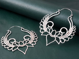 HARI OM CREATIONS ต่างหูห่วงรูปดอกบัวทำมือจากเงินแท้ ประดับด้วยหินธรรมชาติ ดีไซน์แบบพุทธศิลป์ ลวดลายดอกไม้สไตล์โบโฮ โดดเด่นเป็นเอกลักษณ์ สะท้อนวัฒนธรรมชาติ - Product Image 1