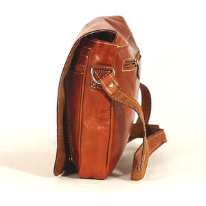 Biyadina, bandolera hecha a mano de cuero genuino rojo Vintage Premium para hombre, estilo de moda de artesano altamente calificado - Product Image 2