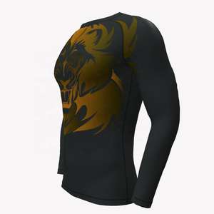 เสื้อรัดกล้ามเนื้อแขนยาวสำหรับผู้ชาย สีดำลายสิงโตสีทอง เหมาะสำหรับออกกำลังกาย ฟิตเนส ฝึกซ้อม บีเจเจ เอ็มเอ็มเอ ชุดกีฬาประสิทธิภาพสูง - Product Image 1
