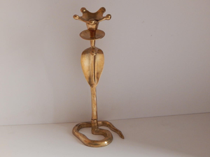 Porte-bougie moderne en fer finition or, motif serpent Cobra, grand support de bougie pilier en métal, décoration d'intérieur unique, fait main, durable, pour Pâques - Product Image 3