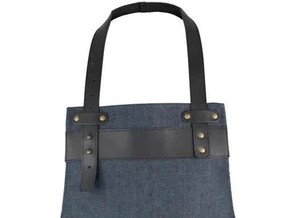 Tablier en jean avec poches en cuir et bretelles croisées pour uniforme de personnel de restaurant et de bar - Product Image 2