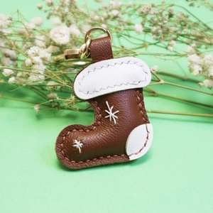 Porte-clés festifs en cuir en forme de chaussette de Noël avec broderie flocon de neige et fermoirs dorés pour offrir en cadeau lors des fêtes - Product Image 6