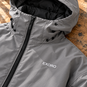 Ensemble veste et pantalon de ski entièrement personnalisable, gris, à capuche, pantalon cargo noir à jambes larges, léger, anti-UV, logo personnalisé - Product Image 4