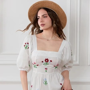 Vestido Maxi de Algodón Blanco Estilo Boho Chic con Bordado Floral a Mano para Mujer, Cuello Cuadrado y Mangas Abullonadas, Vestido Largo con Bordado de Flores - Product Image 1