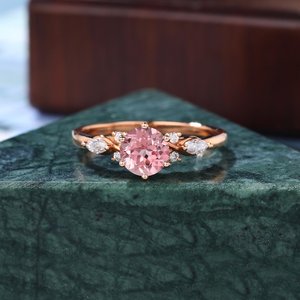 Bague de fiançailles en saphir rose de laboratoire, accentuée de diamants taille ronde, en or massif 14 carats ou en argent, bijoux de mariée - Product Image 5