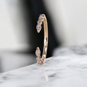 Anillo minimalista de oro macizo de 14 quilates con diamante marquise cultivado en laboratorio, diseño abierto, unisex, regalo moderno para él y para ti. - Product Image 1