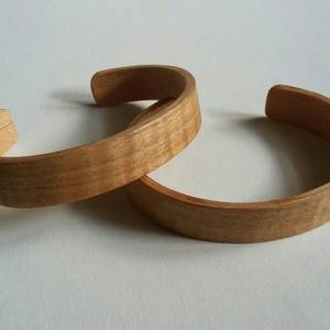 Brazalete de Madera Tallada Marrón Natural, Estilo Vintage Moderno, Ecológico, para Bodas y Negocios - Product Image 2