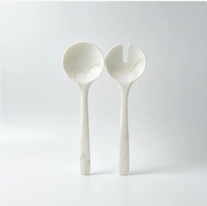 Ensemble de service à salade en résine, motif marbré blanc crème, cuillère et fourchette à long manche, poignée texturée ivoire, ustensile de cuisine et de table - Product Image 1