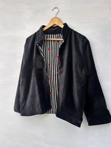 เสื้อแจ็คเก็ตฤดูหนาวแบบยูนิเซ็กซ์ ผ้ากำมะหยี่สีดำ แบบสั้น ผ้าควิลท์สองด้าน ระบายอากาศได้ดี เป็นมิตรกับสิ่งแวดล้อม ปักลายผ้าฝ้าย ขนาดฟรีไซส์ สไตล์อินเดีย - Product Image 5