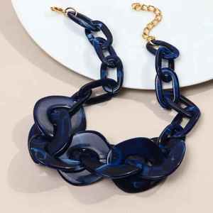 Collier en résine au design unique, bijoux faits main sur mesure pour boutiques, disponible en qualité export et artisanat en résine. - Product Image 2