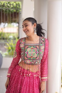 Vente flash : Lehenga Choli spécial Navratri avec grande jupe évasée pour femmes, tenue de festival Garba Dandiya, disponible au prix export. - Product Image 2